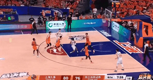 Sofascore-累坏了！胡金秋篮下接球尝试强起，可惜直接脱手掉球失误出界